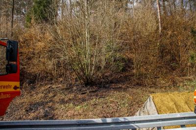 Stuttgart: Gruenstreifen an der Mahndentalstrasse faengt Feuer.